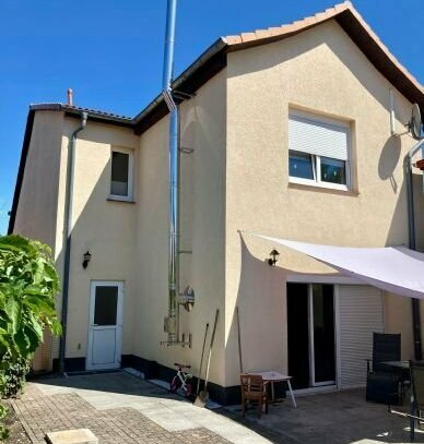 Modernisiertes Einfamilienhaus mit Garten in der Stadt