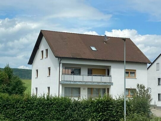 Große 3-Zimmer Hochparterre Wohnung mit Balkon & Einbauküche in Leinburg OT Winn