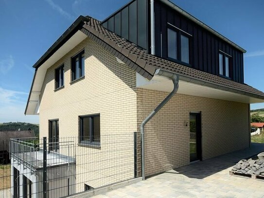 Ein perfekt zum Einzug vorbereitetes Erdwärmepumpen-Einliegerwohnungs-Haus steht in Schöndorf
