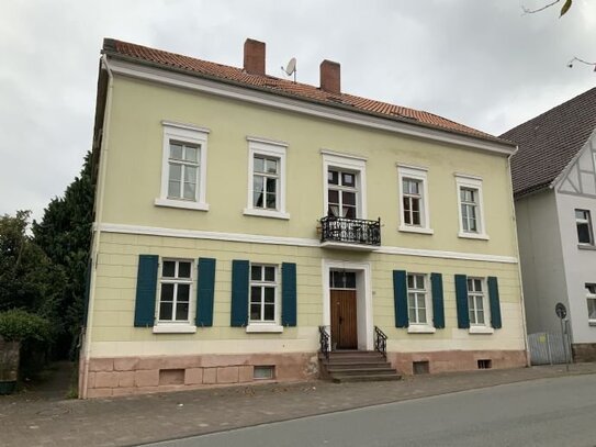 TEILSANIERTES MEHRFAMILIENHAUS MIT 6-7 WOHNUNGEN