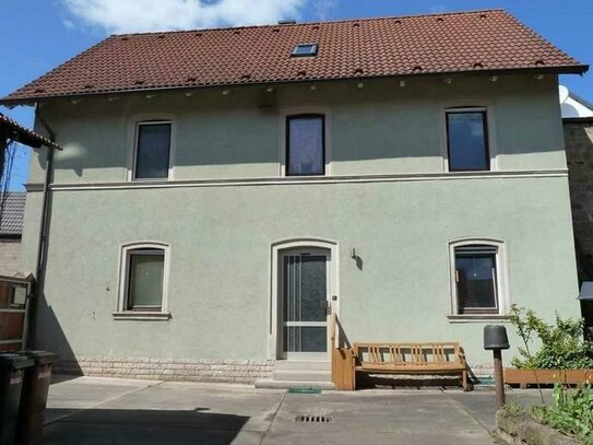 Zentral gelegenes 2-Fam.-Wohnhaus mit mehreren Nebengebäuden (Scheune), Hausgarten, Innenhof, Grund 516m², Wohnfl. 170m…