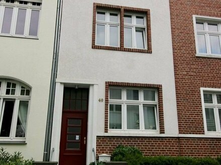 Gemütliche Wohnung mit Einbauküche und Kamin in TOP-Lage zur Brucknerallee !