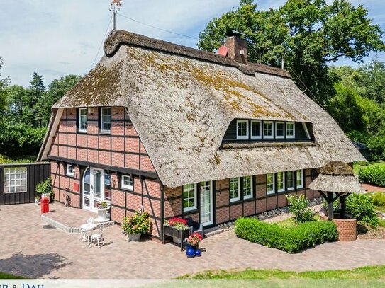 Wiefelstede: Traumhaftes Ein-/ Zweifamilienhaus mit Reetdach und tollem Garten, Obj. 6996