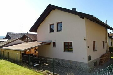 Zum Glück für die kleine Familie - Einfamilienhaus mit großer Balkonterrasse und Carport in Frauenau