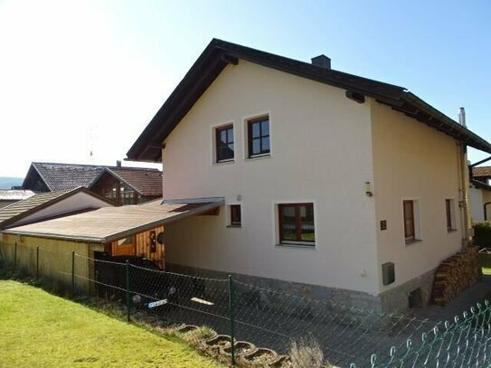 Zum Glück für die kleine Familie - Einfamilienhaus mit großer Balkonterrasse und Carport in Frauenau