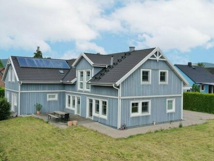 Skandinavisches Energieeffizienz-Holzhaus mit separater Einliegerwohnung