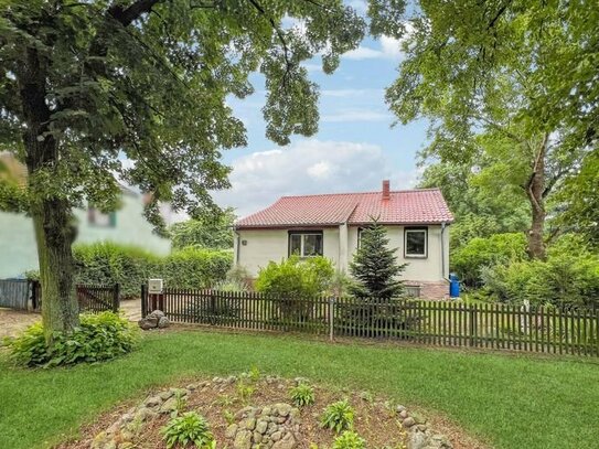 Bezugsfreier Bungalow mit großem Grundstück im Dorfkern von Pessin