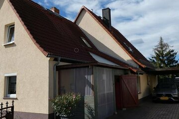 Doppelhaus in Lauta zu verkaufen. 1. Hälfte mit schönem Garten ist frei für Sie und die 2.Hälfte ist demnächst frei