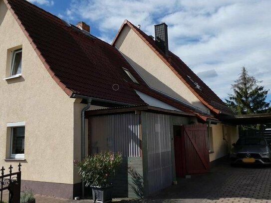 Doppelhaus in Lauta zu verkaufen. Frei und sofort beziehbar. Mit schönem Garten und Garage.