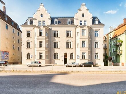 Vermietete, denkmalgeschützte 4 Zimmer Wohnung in hervorragender Lage mit zwei Stellplätzen.