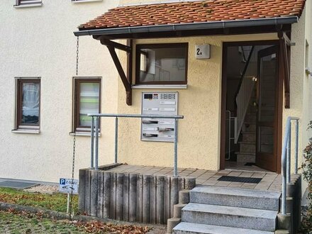 2-ZKB Wohnung in EG mit Balkon/Terrasse und KFZ-Stellplatz in Mehrfamilienhaus, ruhige Lage