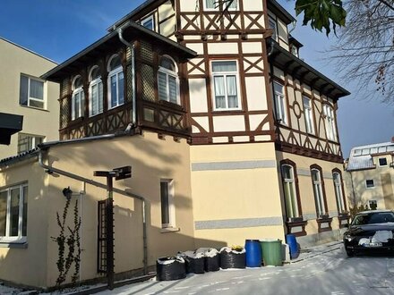 Exklusive Immobilie in bevorzugter Wohnlage: Teilsanierte 3 WE Villa mit Zufahrt, Balkon, Garten, Carport und Stellplät…