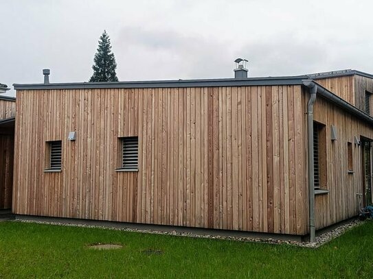 Stilvolle 2,5-Zimmer-Terrassenwohnung mit Einbauküche in Massivholz-Bauweise in München-Trudering