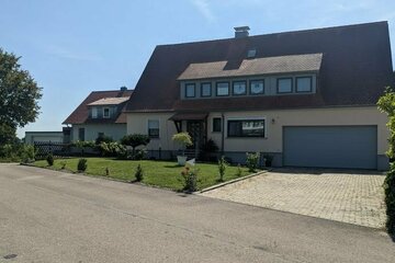 Ein-Zweifamilienhaus mit traumhaftem 1700 qm großen Grundstück in Ellwangen Eggenrot Generationenhaus