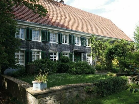 Bauernhaus mit Reihenhäusern & Nebengebäude