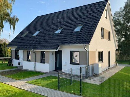 Neubau Wohnhaus mit 2 WE jeweils ca. 100 m² Wfl, KfW-55 inkl. ca. 305 m² Grundstück in Lübeck! (Reserviert)!