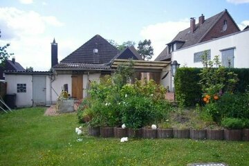 Ein gemütliches Haus mit einem großen Garten