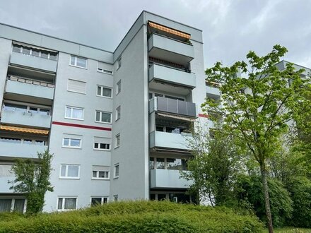 Mit Aufzug! Lichtdurchflutete, modern ausgestatte 4-Zimmer Wohnung mit Balkon, neue EBK und Garage Albstraße