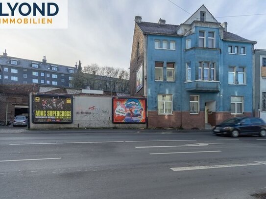 Mehrfamilienhaus mit großer 845 m² Gewerbehalle - ein Rohdiamant mit viel Potenzial!