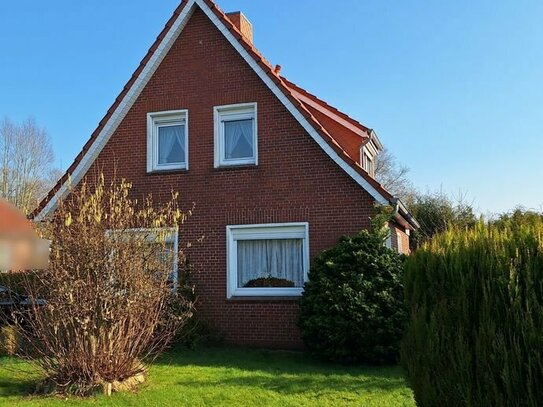 Wohnhaus in zentraler Lage mit kleinem Nebengebäude und zwei Garagen