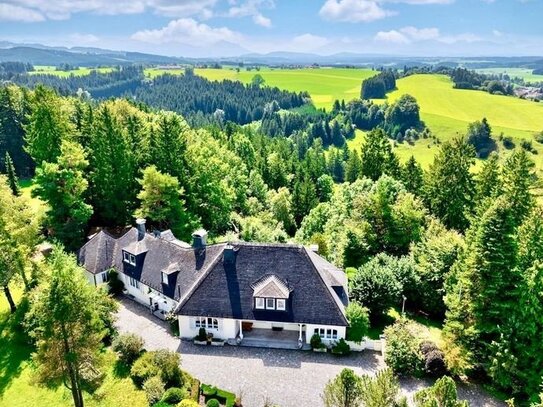 Landhausvilla auf gepflegten Parkgrundstück im Allgäu mit atemberaubender Weitsicht mit Alpenblick in einmaliger 1A - L…