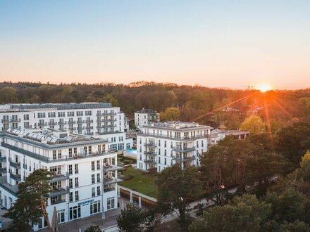 Morgensonne, Abendsonne und von der Terrasse direkt in den Pool. Und Schiffe zählen können Sie hier auch!