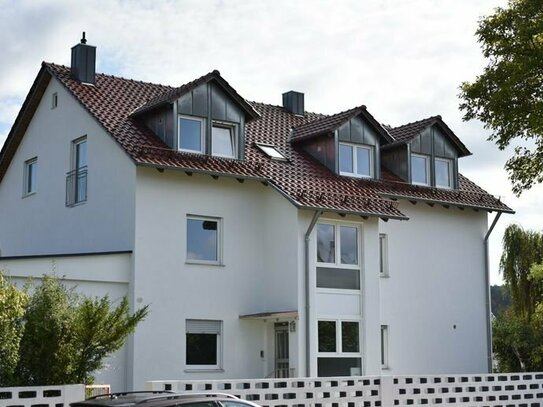 Schöne Single oder Pärchen-Wohnung mit großem, offenem Wohn/Essbereich und offener Küche. Balkon und Terrasse