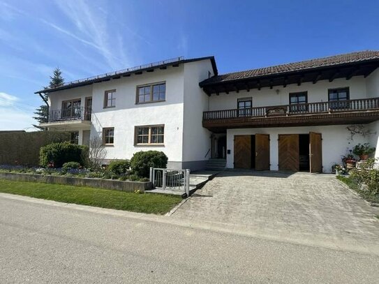 Zweifamilienhaus im Landhausstil auf großem Grundstück mit Altbestand in ruhiger Lage