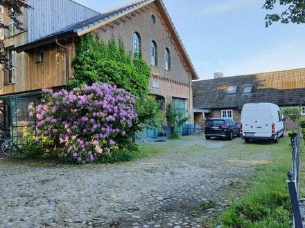 Zauberhaftes Loft über 3 Ebenen in Halstenbeker Baumschulanwesen