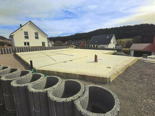 Bauplatz mit Baugenehmigung für Einfamilienhaus - Bodenplatte und Garage bereits fertiggestellt