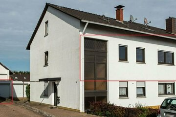 Charmantes Wohnen in kleiner Gemeinschaft: Obergeschosswohnung mit Balkon und Garage