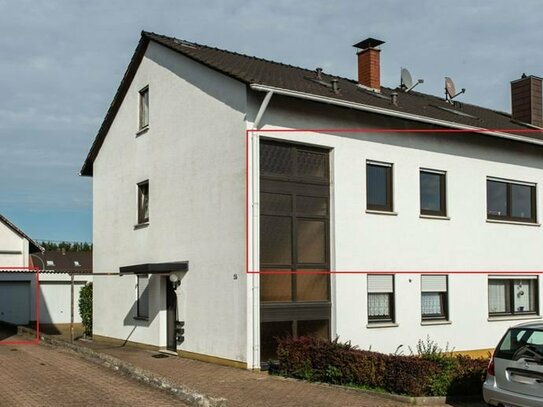 Charmantes Wohnen in kleiner Gemeinschaft: Obergeschosswohnung mit Balkon und Garage