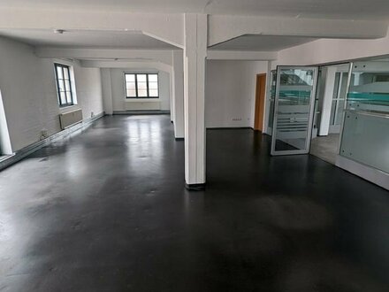 88 m² helle (teilbare) Bürofläche in denkmalgeschütztem Loft ab 01.04.2024