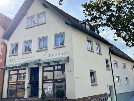 gepflegtes Wohnhaus mit vermieteter Ladeneinheit und großer Wohnung in ruhiger Lage zwischen Tauberbischofsheim und Wer…