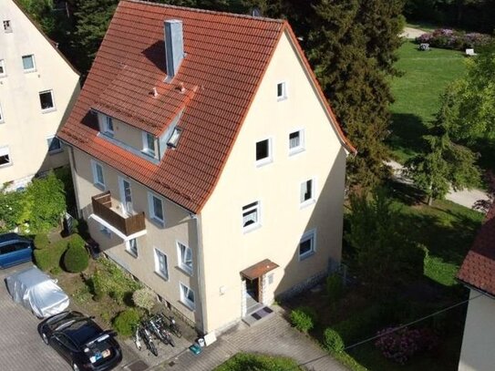 Lichtdurchflutete Dachgeschosswohnung mit Blick in den Rosengarten