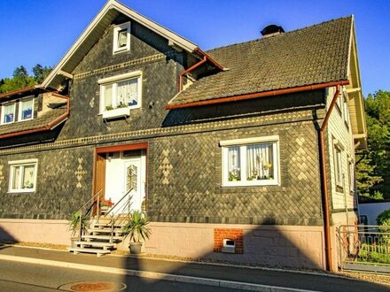 Einfamilienhaus (DHH) mit großem Garten, Nebengebäude und Garagen