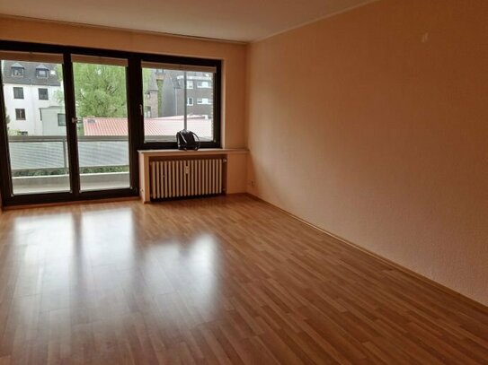 **geräumige und helle 3 Zimmer Wohnung mit großem Balkon in Duisburg Duissern**