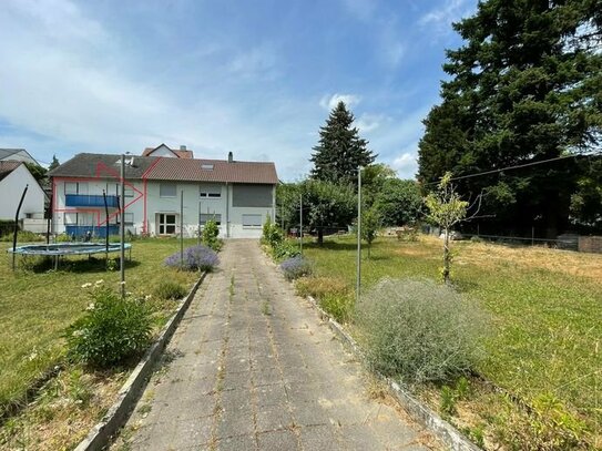 Ein-Zweifamilienhaus mit großem Grundstück in ruhiger Lage in Pfinztal-Berghausen