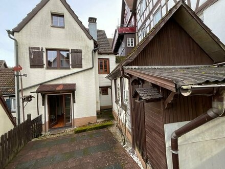 Saniertes freistehendes Wohnhaus mit 2 separaten Wohnungen und kleiner Garten sofort beziehbar.