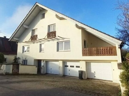 Zwei aneinandergebaute Häuser mit getrennten Hauseingängen-ein Haus mit Einliegerwohnung, 3 Garagen