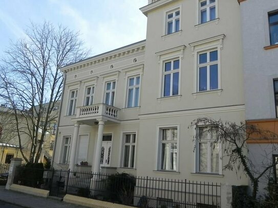 Helle freundliche 2 Zimmer-Wohnung mit Balkon nahe Park Sanssouci im Baudenkmal