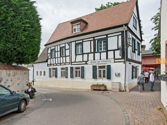 IMMORath.de - Denkmalgeschütztes Mehrfamilienhaus auf dem Münsterberg mit Blick in die Vogesen