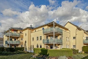 WohnTraum + Top Lage in Pirna + Ruhe + Grün + gepflegte und sonnige Eigentumswohnung + großer Dachterrasse + Pool + leerstehend