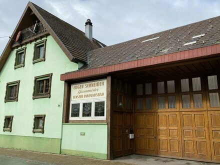 Großzügiges Haus mit komplexen Hallenanbauten in Vogtsburg-Oberbergen