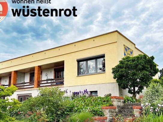 GROSSZÜGIGES WOHNEN AUF EINER EBENE MIT ÜBERDACHTEM BALKON + AUSGEBAUTEM UNTERGESCHOSS + TIEFGARAGE