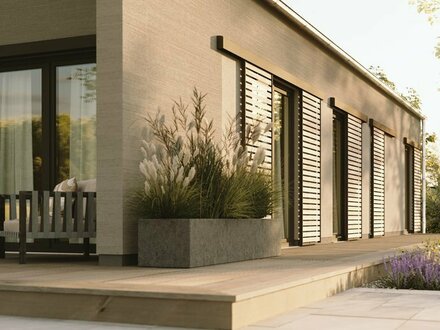 Ein Zuhause im Einklang mit Natur und Komfort: Unser Bungalow bietet eine überdachte Terrasse und stilvolle Schiebeläden