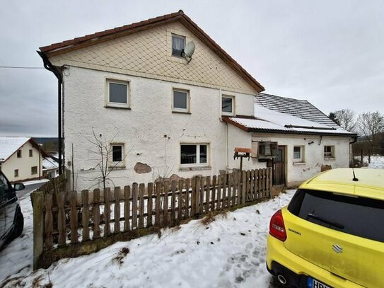 kernsanierungsbedürftiges freistehendes EFH (Restbauernhof) m. Zufahrt, Garten, Garage u. Nebengelass