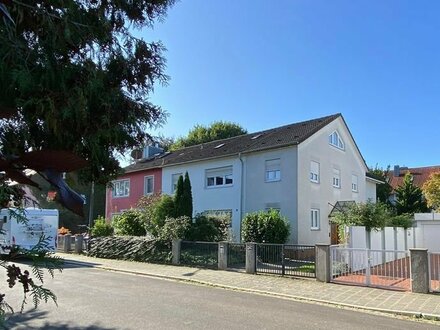 TOP-LAGE NÜRNBERG-MÖGELDORF: GROSSE ZWEIFAMILIEN-DOPPELHAUSHÄLFTE MIT GARAGE IN RUHIGER LAGE