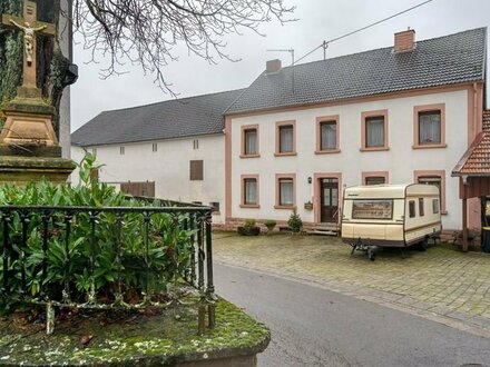 Bauernhaus mit Stallungen und Scheunen