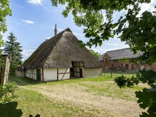 Denkmalgeschütztes Fachwerkhaus mit 4 ha Land und großen Nebengebäuden